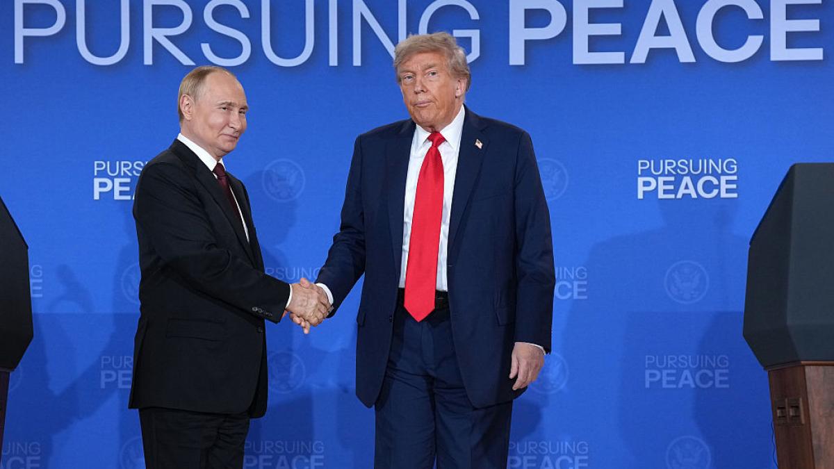 Trump si Putin dau mana
