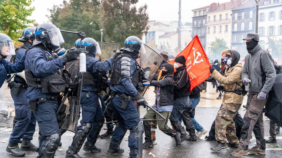 emmanuel macron furios dupa violentele de la protestele din franta cei care au jefuit pana si primariile vor fi pedepsiti