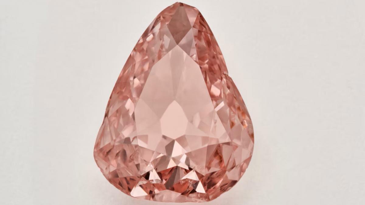 furat si ascuns intr un mar scobit un diamant roz rar este expus din nou in franta la 100 de ani dupa jaful faimos