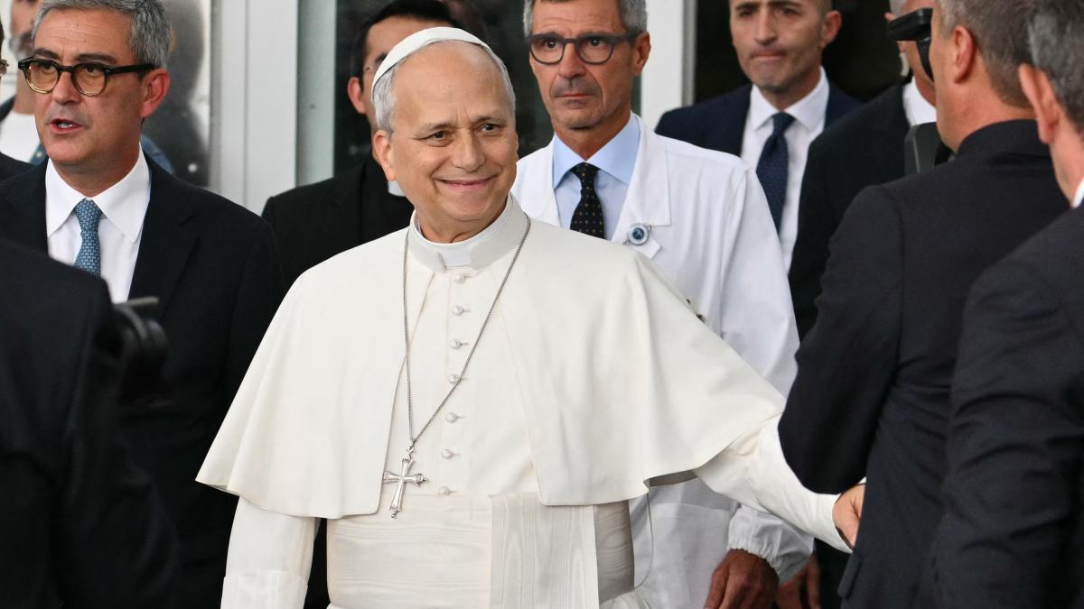 papa leon a fost externat suveranul pontif a iesit singur din spital zambind si i a salutat pe credinciosii care il aplaudau