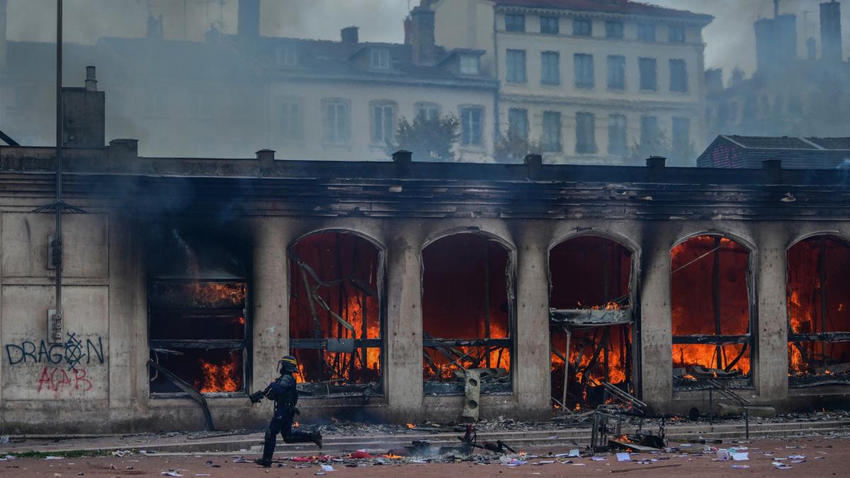 proteste uriase in franta ciocniri violente intre manifestanti si politie vestele galbene s au alaturat manifestatiilor