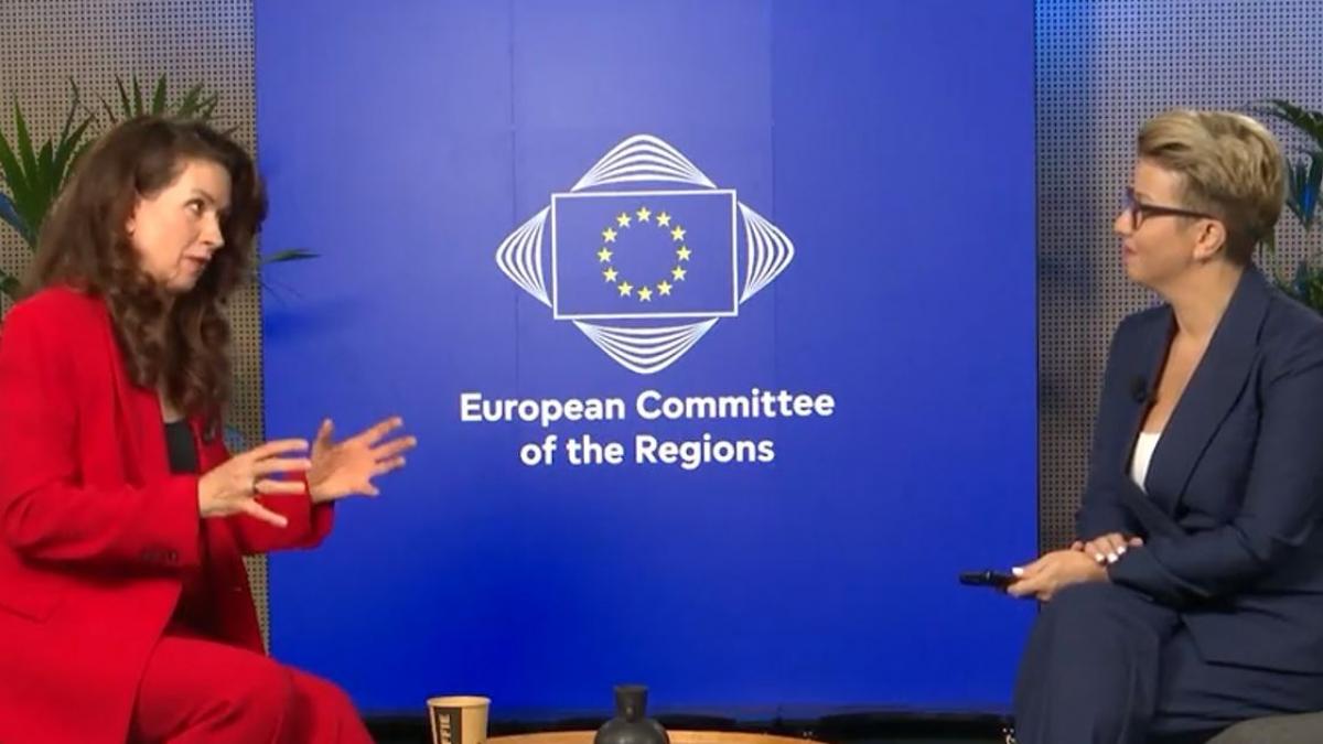 poza in care apar Kata Tüttő, președinta Comitetului European al Regiunilor, şi Sabina Iosub, realizatoarea emisiunii 