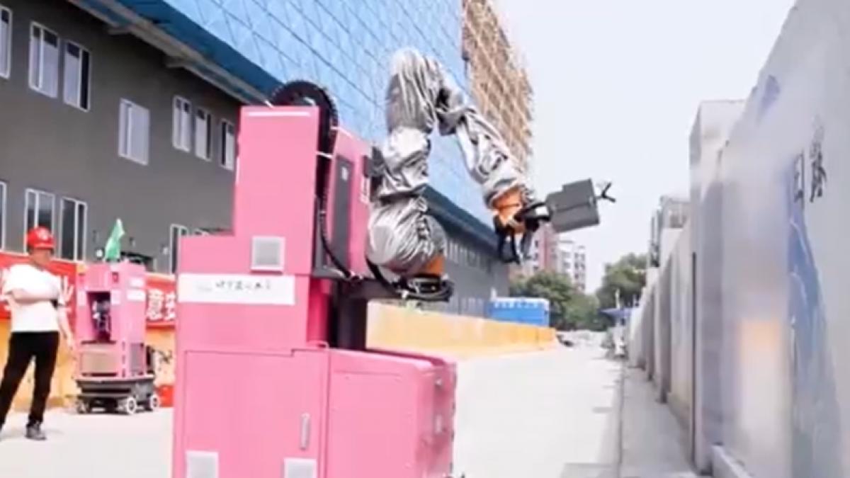 santierul viitorului e deja aici robotii incep sa preia munca grea si sunt de 6 ori mai rapizi decat oamenii