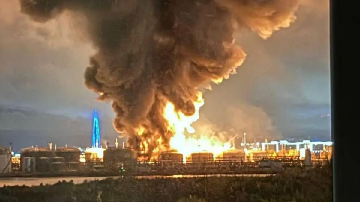 ucraina a lansat un atac masiv asupra orasului st petersburg un terminal petrolier si un centru de date sunt in flacari