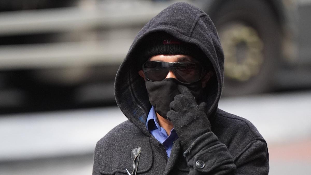 un functionar britanic avea in secret cinci joburi simultan lucrand aproape 8 zile pe saptamana folosea machiaj in fata sefilor