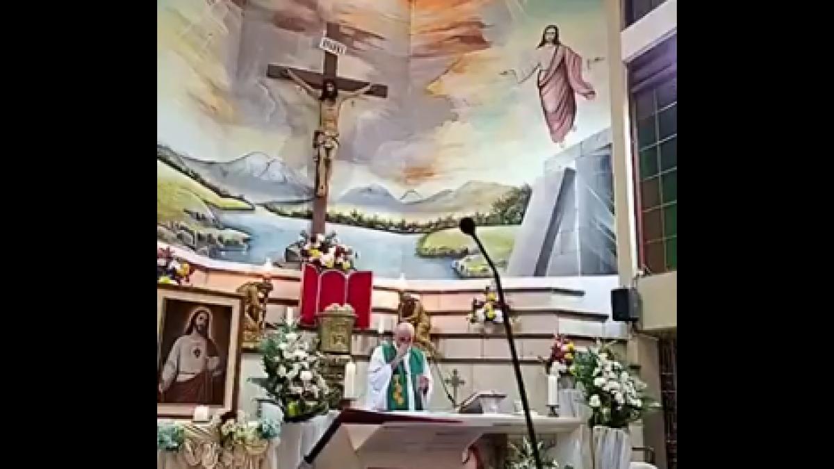 un preot catolic a murit strivit de un crucifix urias in timpul slujbei de seara in ecuador imaginile au devenit virale