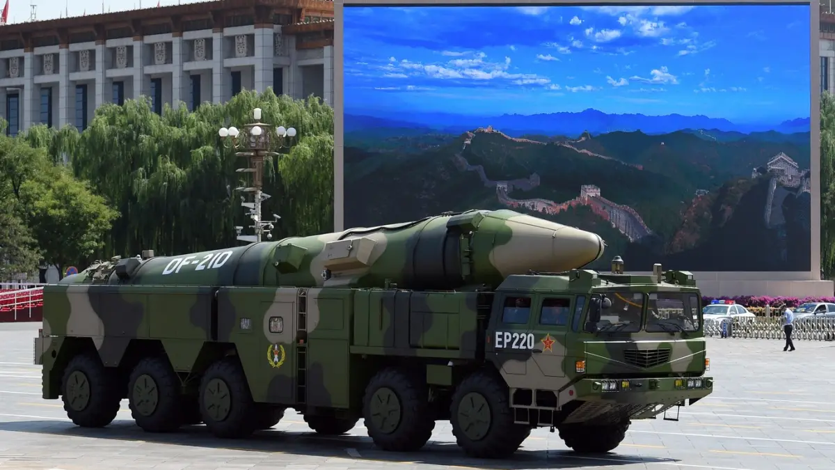 china creat racheta ucigasa de portavioane df 21d isi poate schimba traiectoria in zbor si e greu de oprit de sistemele de aparare