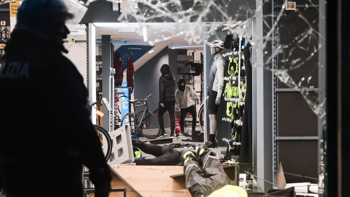 cine sunt maranza tinerii acuzati ca au jefuit magazine si au facut prapad in milano bologna si torino
