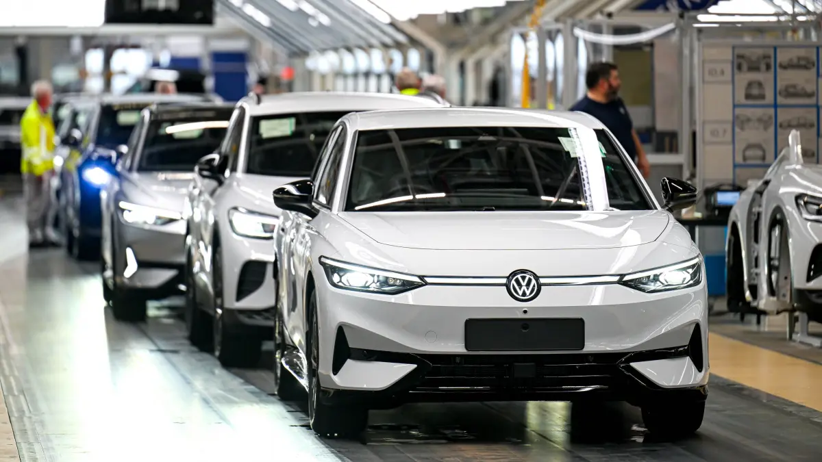 autoturisme Volkswagen intr-o fabrica
