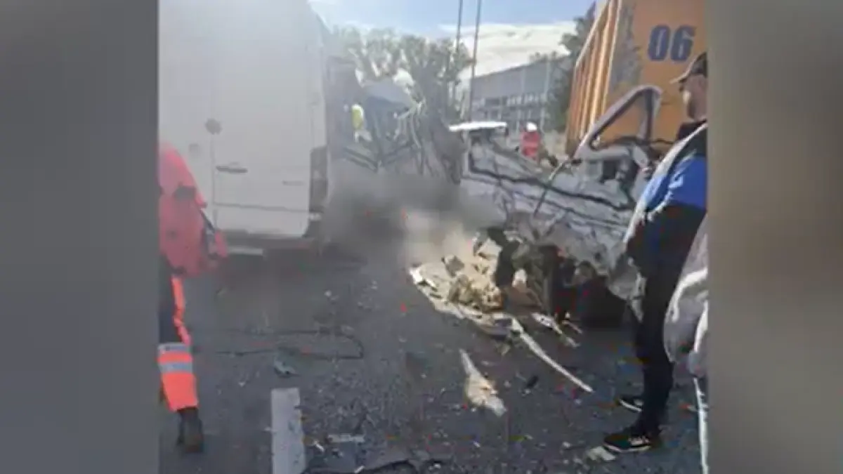 accident grav in buftea intre un microbuz si o autobasculanta doi oameni au murit intervin 13 ambulante