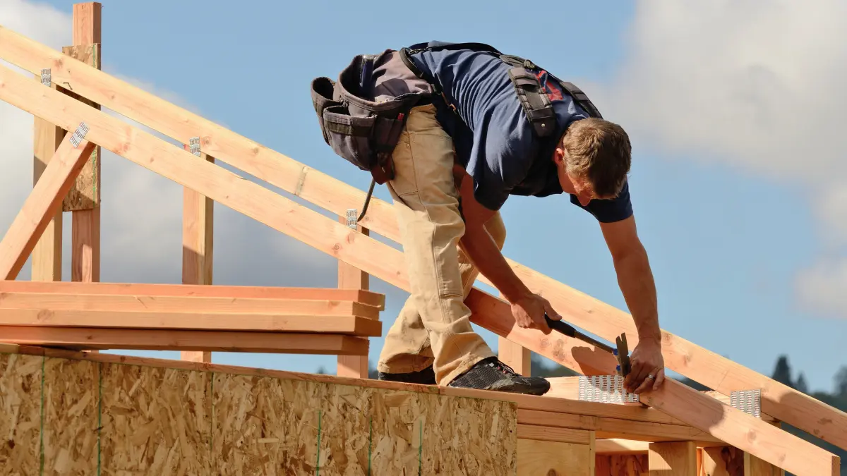 un constructor lucreaza la o casa