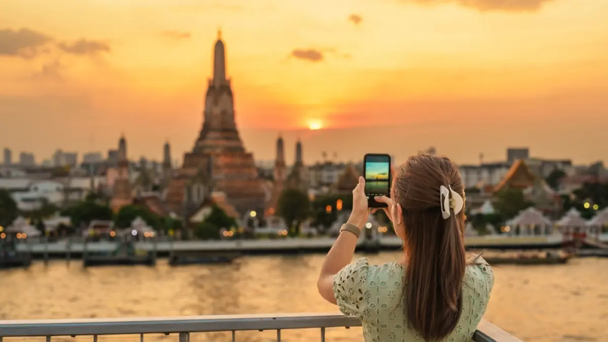 turista făcând poza la un peisaj din Bangkok 