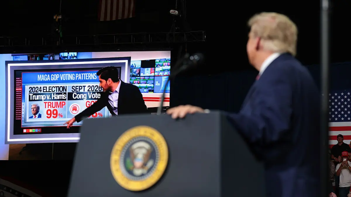 Trump se uita la monitor