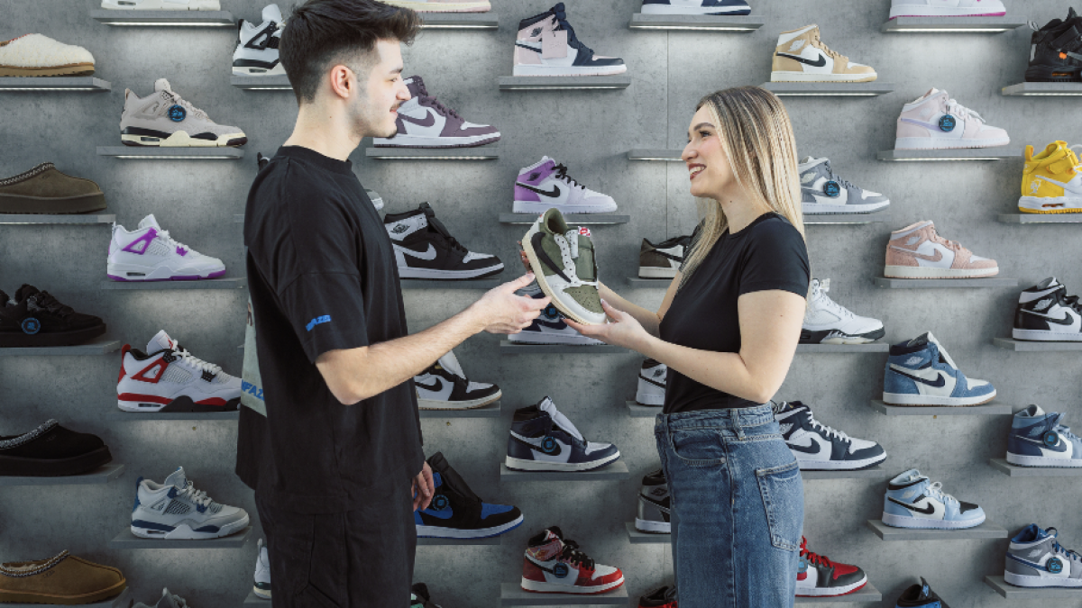 o femeie si un bărbat într-un magazin de sneakersi 