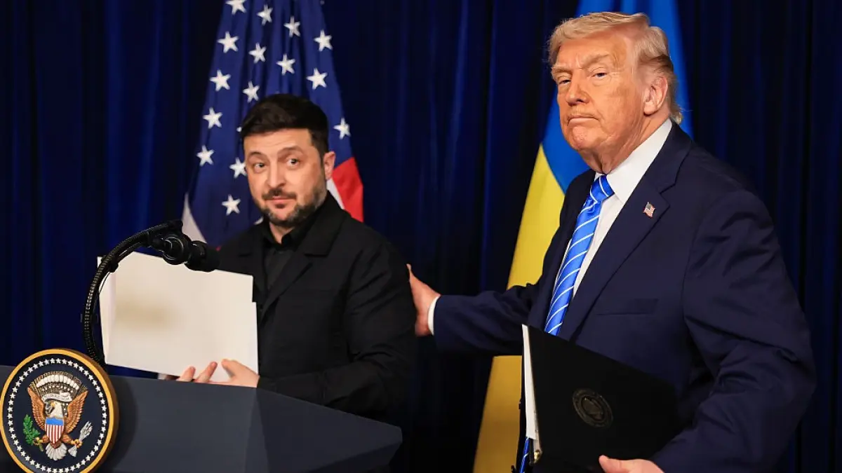 Trump il bate pe spate pe Zelenski