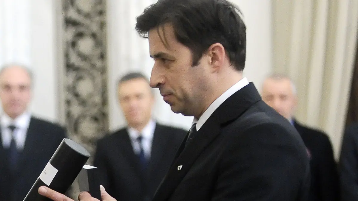 nicusor dan are un nou consilier prezidential a fost director dacia si vicepresedinte la renault cine este cornel olendraru