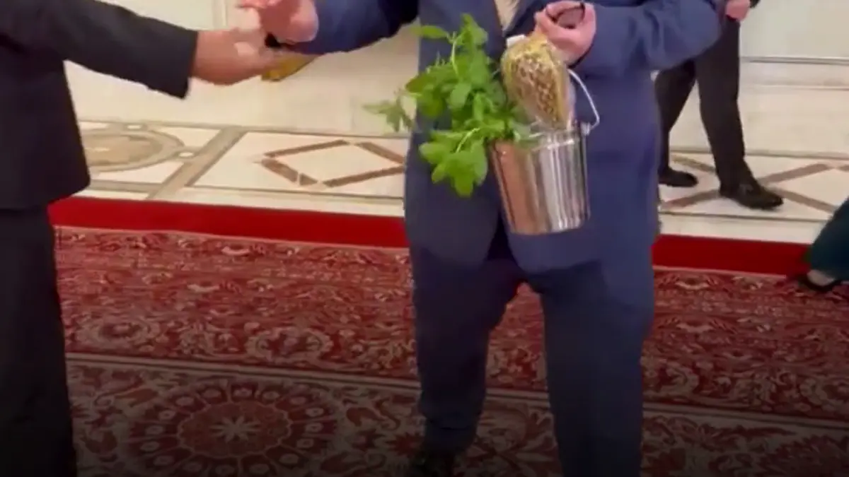 ninel peia liderul grupului pace i a adus lui niculescu tamaie agheasma si busuioc