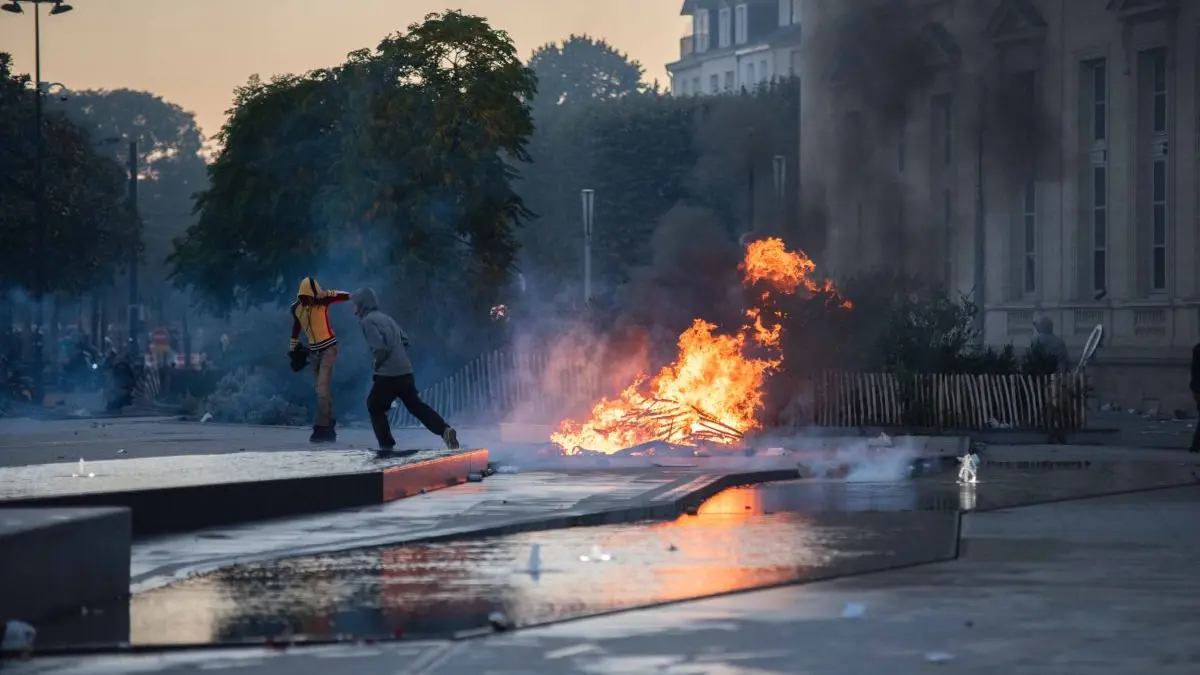 protestele cauzate de scumpirile la energie zguduie europa trei tari vor avea alegeri cruciale iar extrema dreapta castiga teren