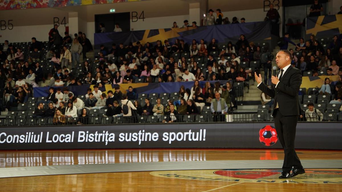 3 000 de tineri au ascultat la bistrita marturia unui fost consumator de droguri actiune in campania constient nu dependent