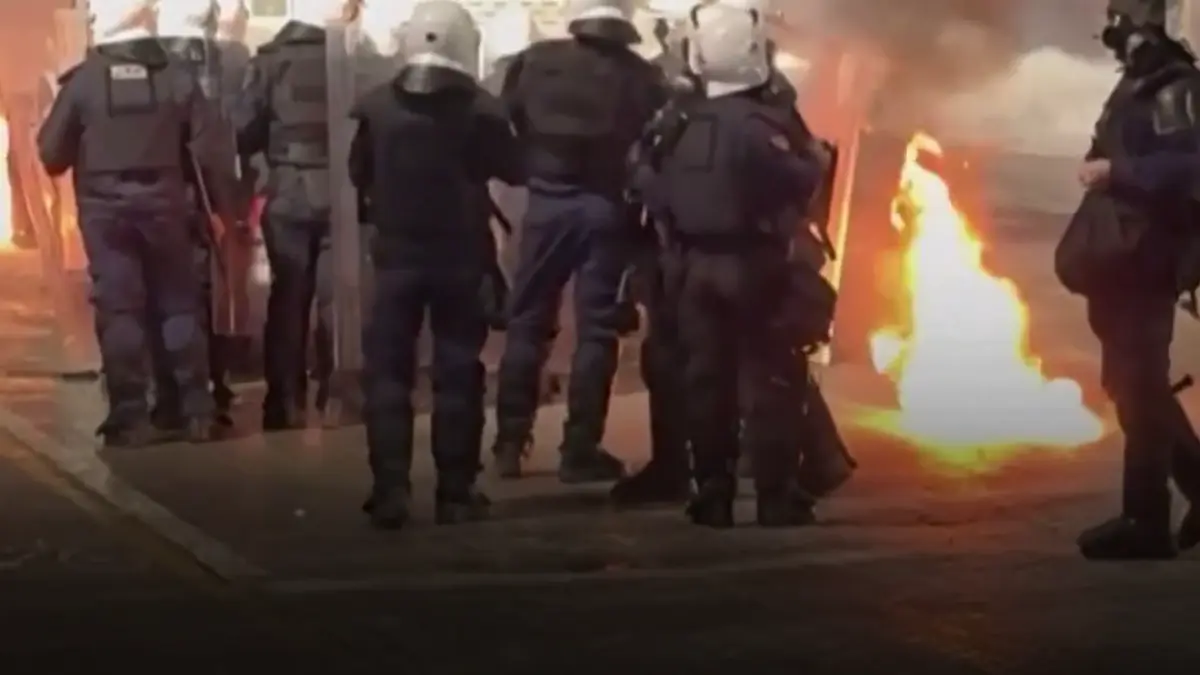 a opta zi de proteste in albania manifestantii au aruncat cu cocktailuri molotov in politisti