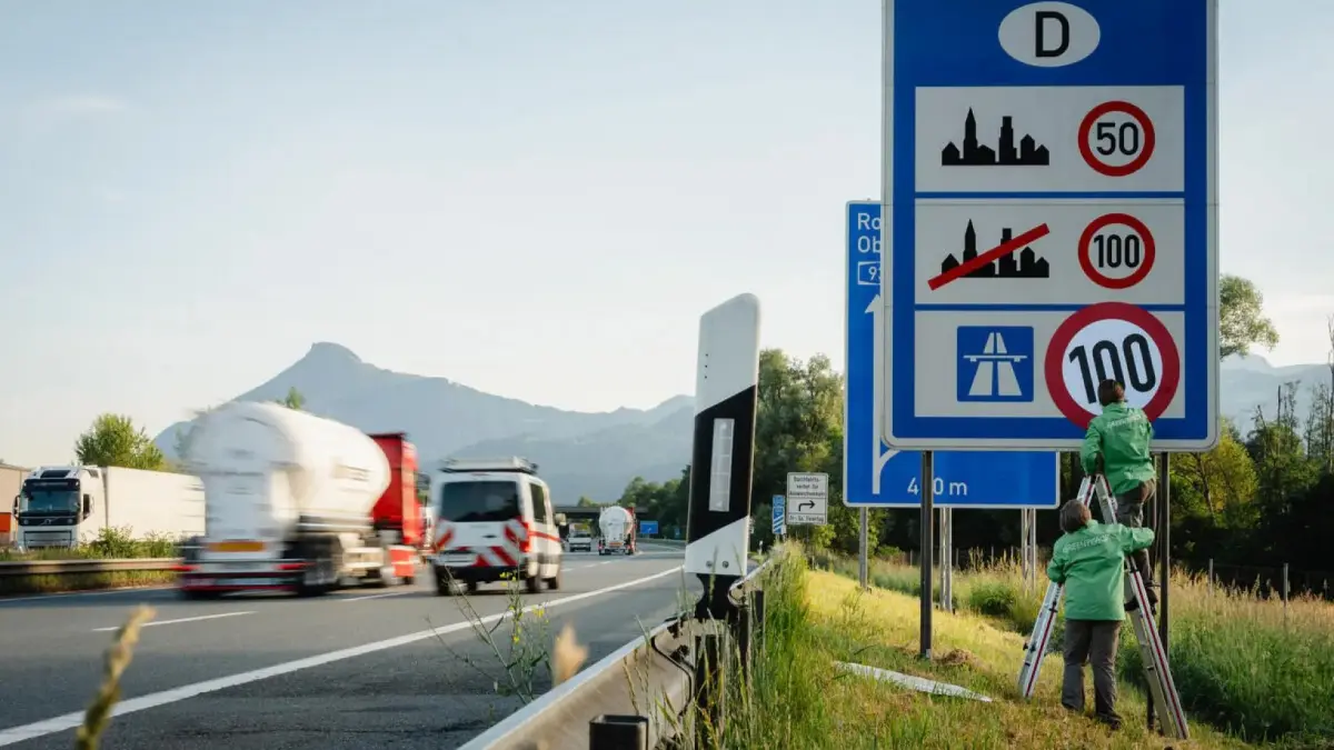 activisti greepeace au lipit indicatoare de limitare a vitezei pe autostrazile din germania