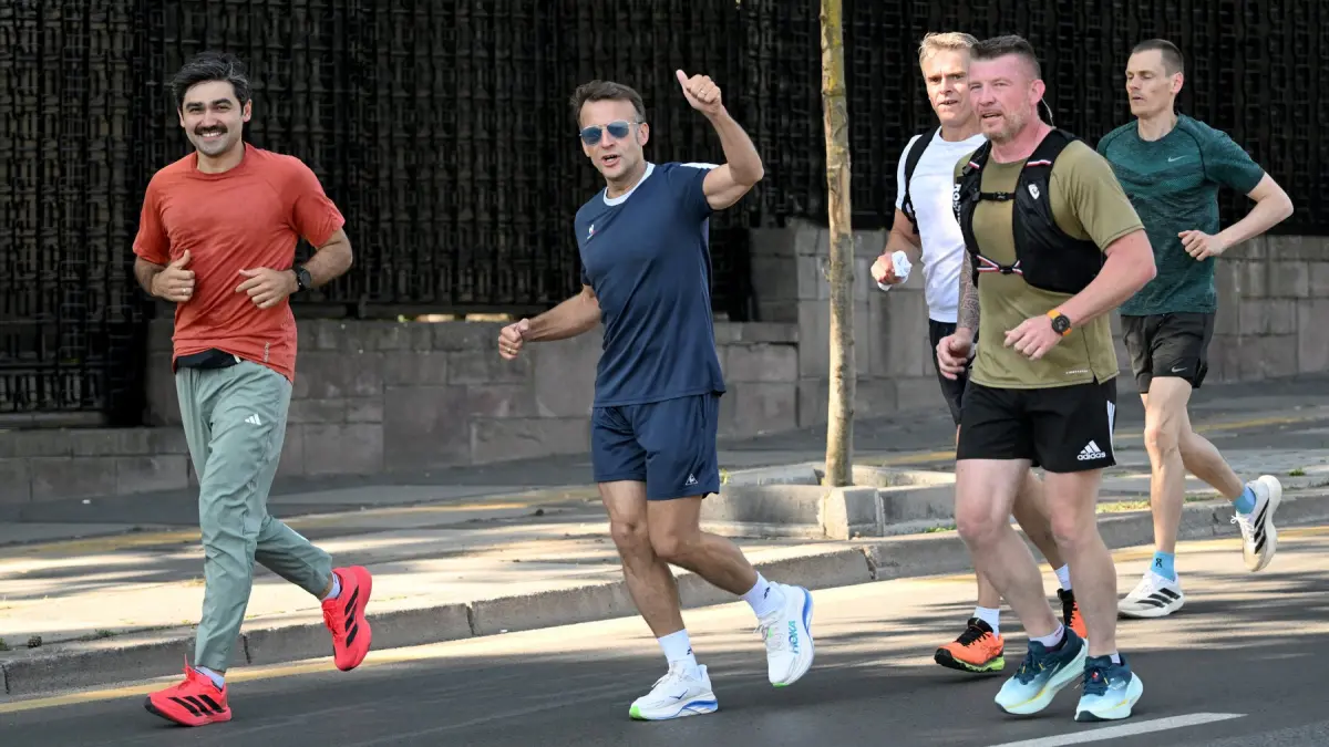 emmanuel macron face jogging la ankara