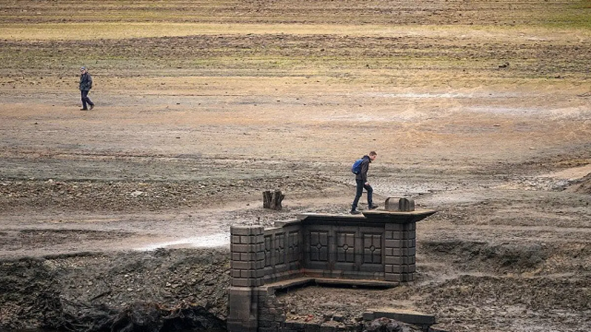 satul inghitit de ape in urma cu peste 80 de ani a reaparut oamenii sunt avertizati sa nu se apropie de ruine