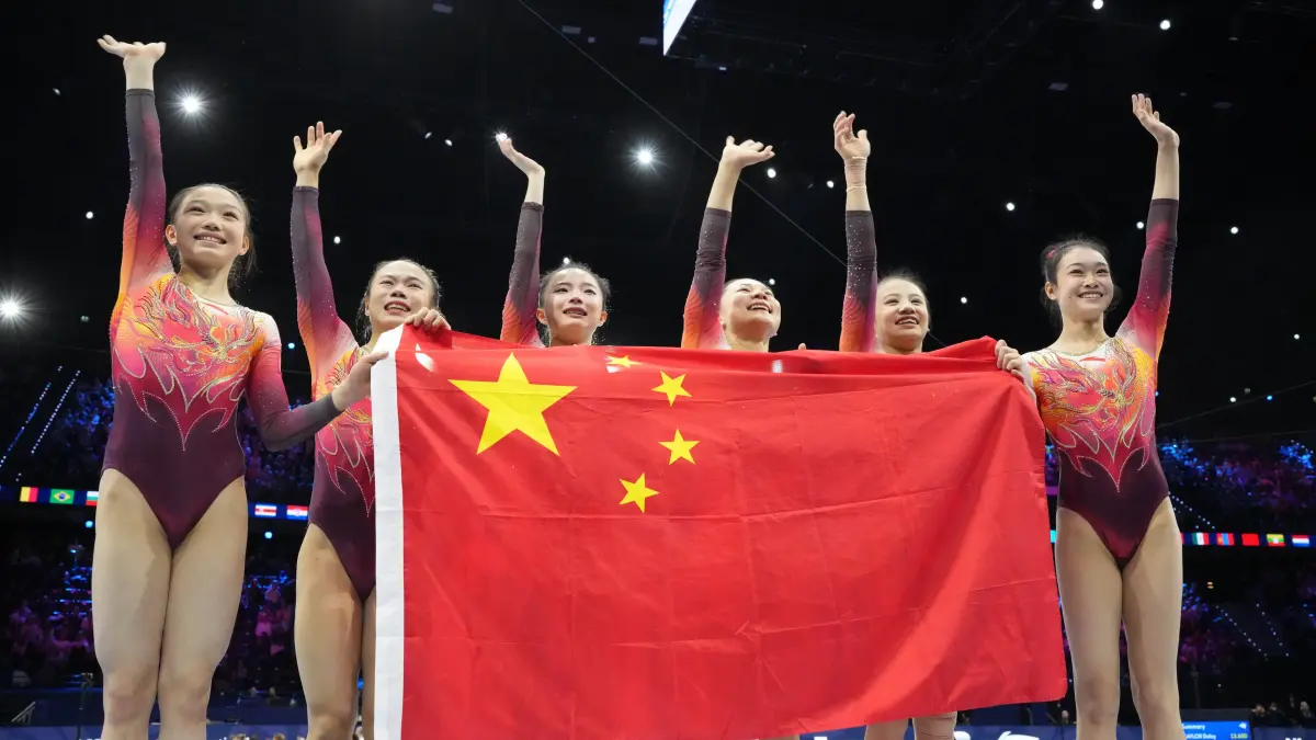surpriza la mondialele de gimnastica china invinge sua si ia aurul pe echipe pentru prima data in 20 de ani