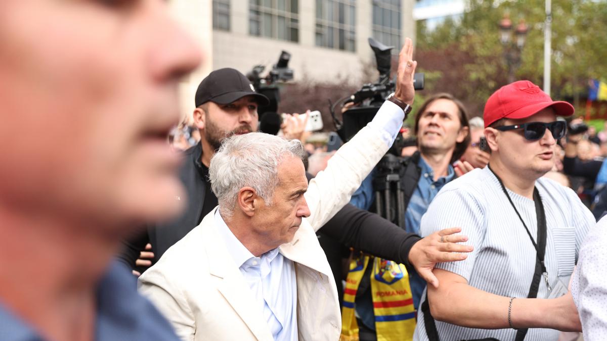 surse calin georgescu este audiat intr un nou dosar deschis dupa ce ar fi facut salutul legionar la iesirea dintr o sectie de politie