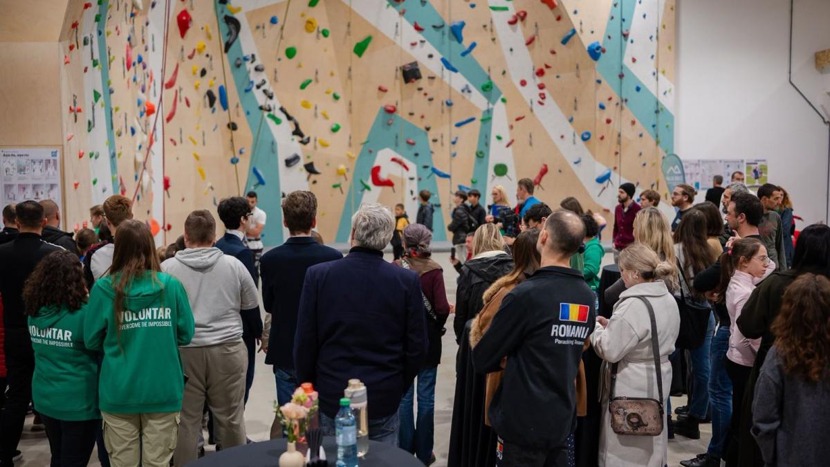 centrul climb again a deschis cea mai mare sala de catarat din iasi pentru terapie si incluziune