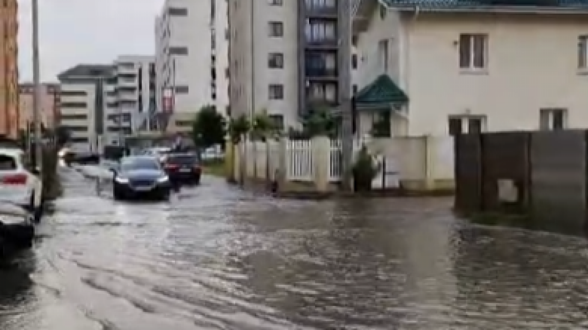 strazi inundate in bucuresti, pompierii intervin