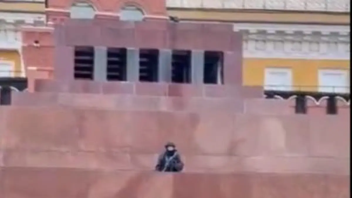 mausoleul lui lenin de langa kremlin pazit de trupe anti drona imagini neobisnuite din piata rosie