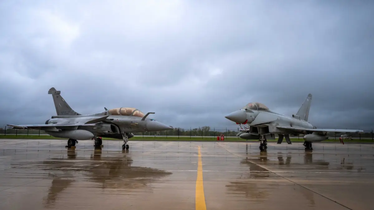 pentru prima data in istorie singurele doua puteri nucleare din europa au desfasurat un exercitiu strategic comun