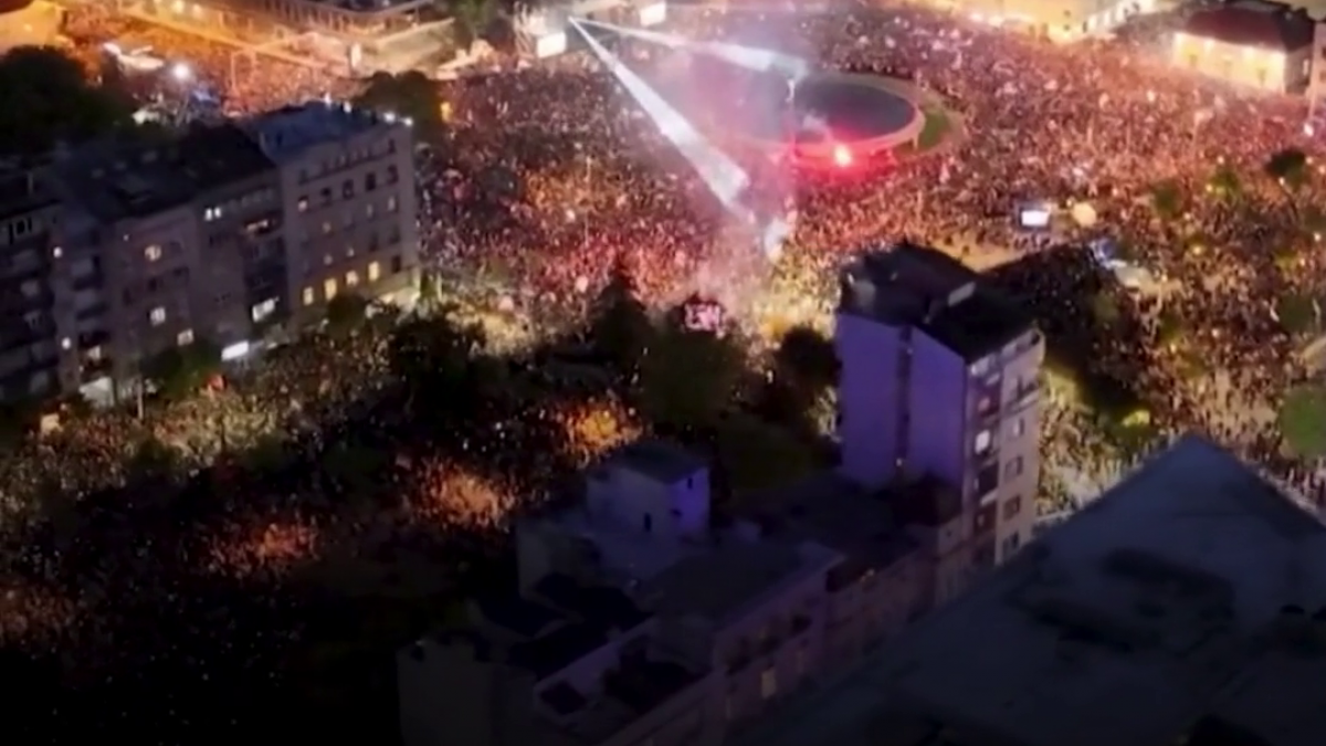 punem capat celor 14 ani de umilinta haos si tradare miting cu 150 000 de persoane in belgrad inaintea alegerilor de duminica