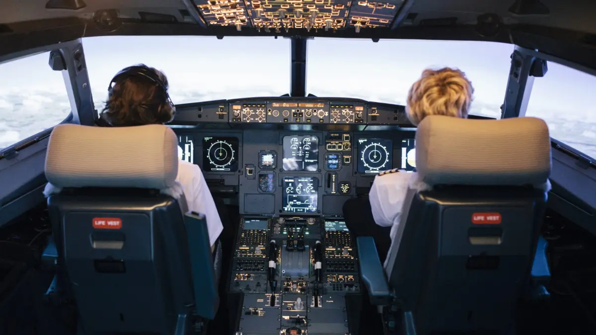 ambii piloti ai unui avion cu 153 de pasageri la bord au adormit in timpul zborului aeronava a deviat de la traseu