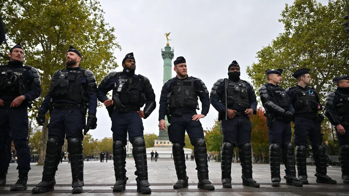 franta in stare de asediu 70 000 de politisti si jandarmi au fost mobilizati pentru protestele anuntate in acest weekend