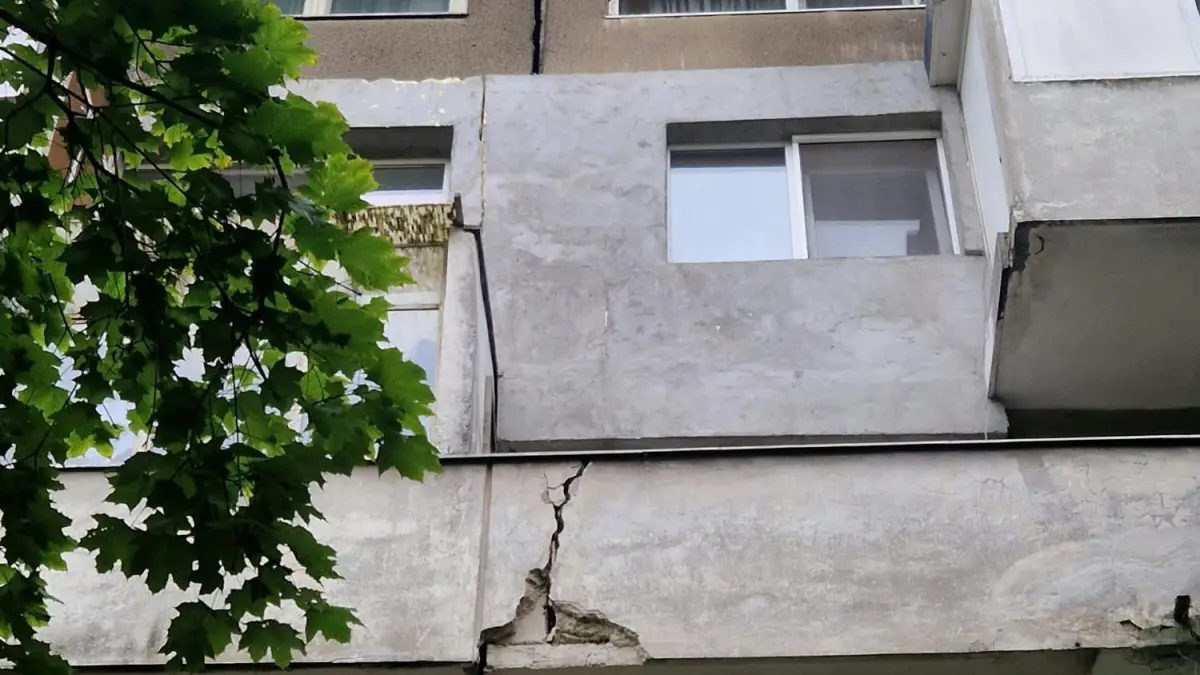 panica intr un bloc cu risc seismic din bucuresti o crapatura se intinde de la etajul 5 pana la etajul 8 locatarii au fost evacuati