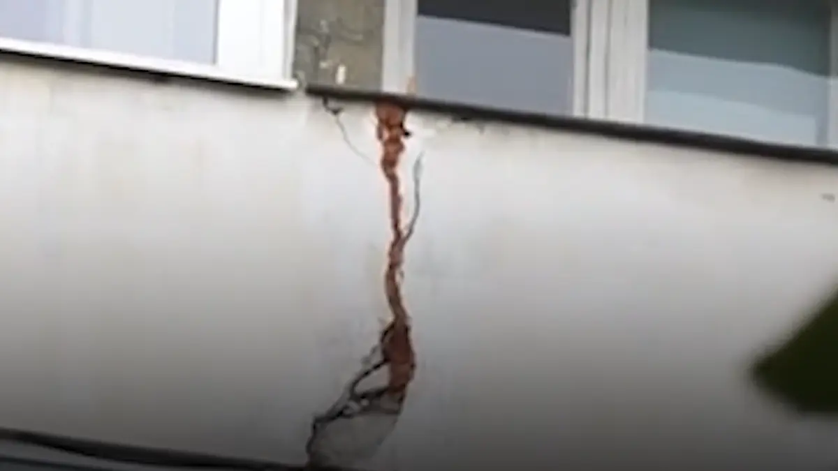 pericol de prabusire intr un bloc din bucuresti o crapatura se intinde de la etajul 5 pana la etajul 8 locatarii au fost evacuati