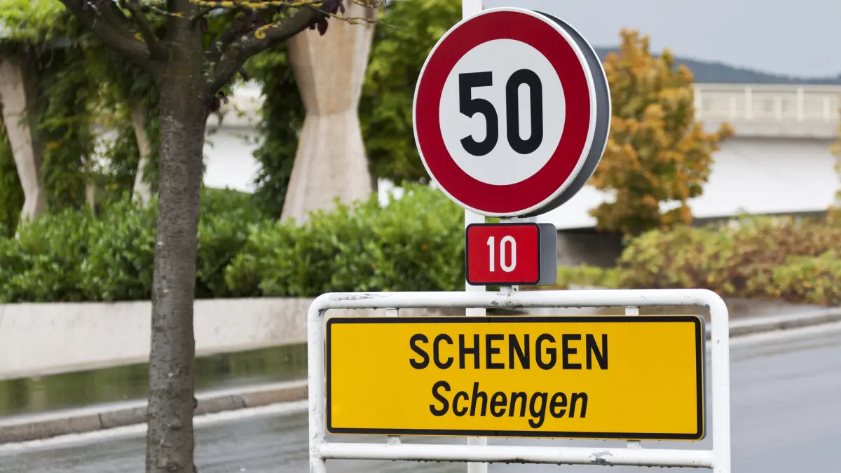 problema ironica a micului oras schengen aflat la granita dintre trei tari au fost reintroduse controalele vamale