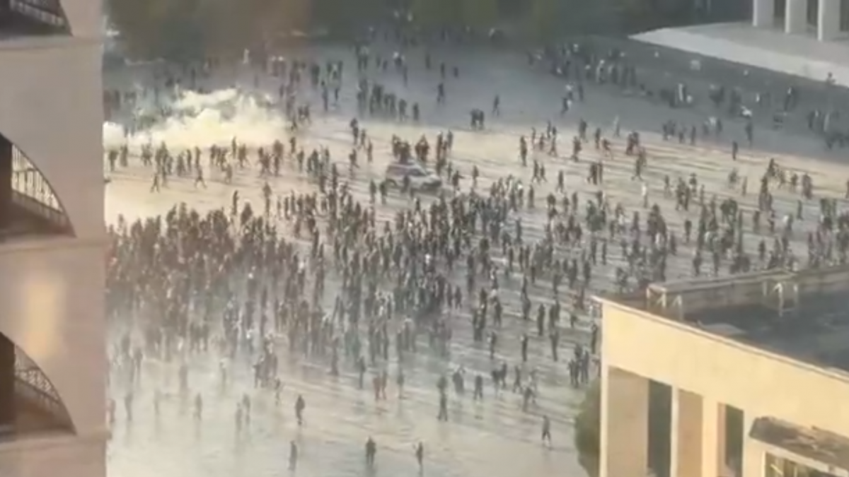 proteste masive in albania impotriva coruptiei tinerii au fost dispersati cu lacrimogene tunuri de apa si gloante de cauciuc