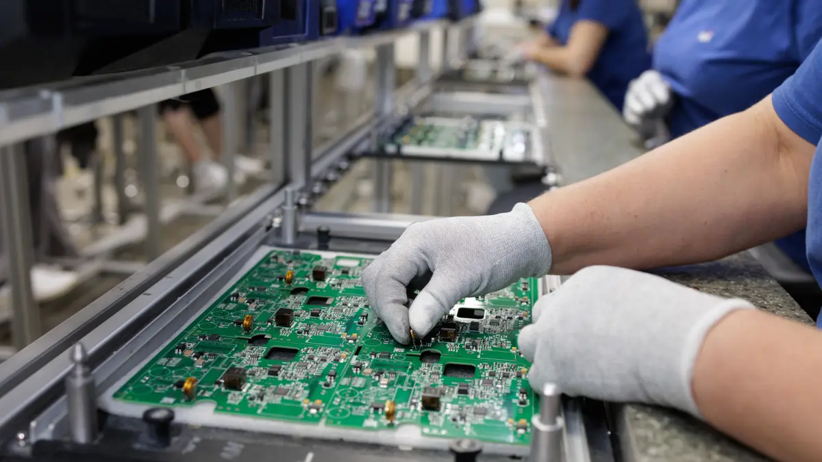 rusia isi transfera productia de armament in china