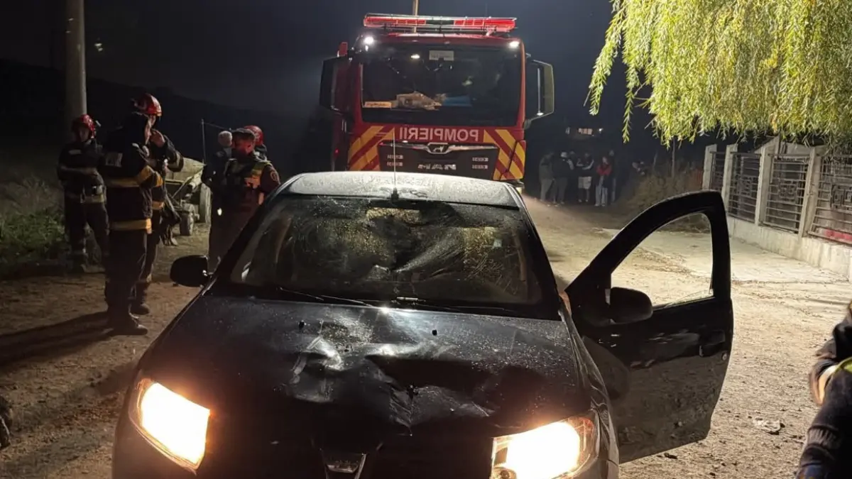 un echipaj de pompieri care stingea focul in stefanesti a fost atacat de localnici unul dintre ei a fost ranit au venit mascatii
