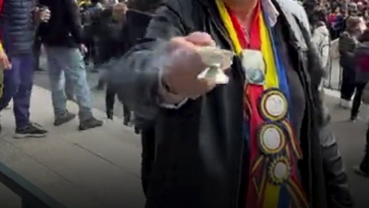 calin georgescu ar putea fi eliberat miercuri tribunalul bucuresti a luat decizia sustinatorii sai sarbatoresc in strada