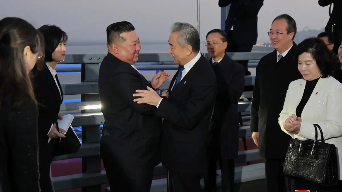 kim jong un s a dus sambata in china dar de data asta nu el a atras atentia ci ministra lui de externe ce s a vazut in fotografii