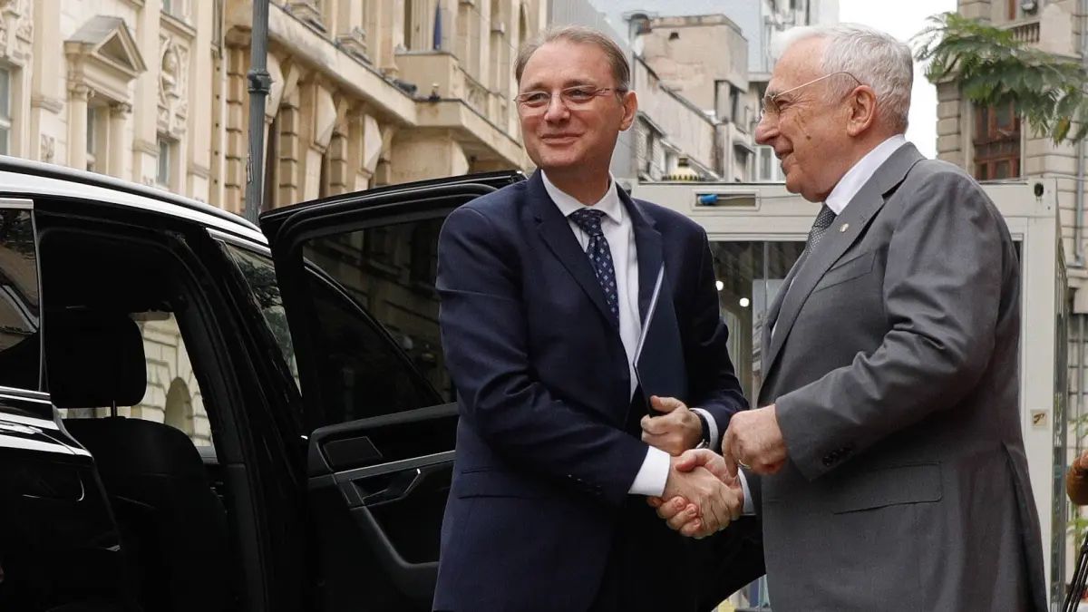 luca niculescu se intalneste cu mugur isarescu si cu sefii marilor companii marile teste ale guvernului cursul euro si soarta dacia