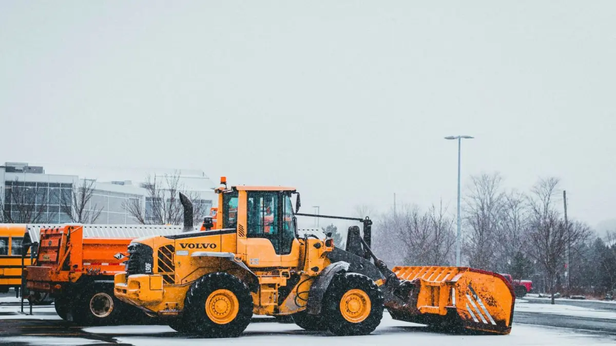 excavator pe o strada in timpul iernii 