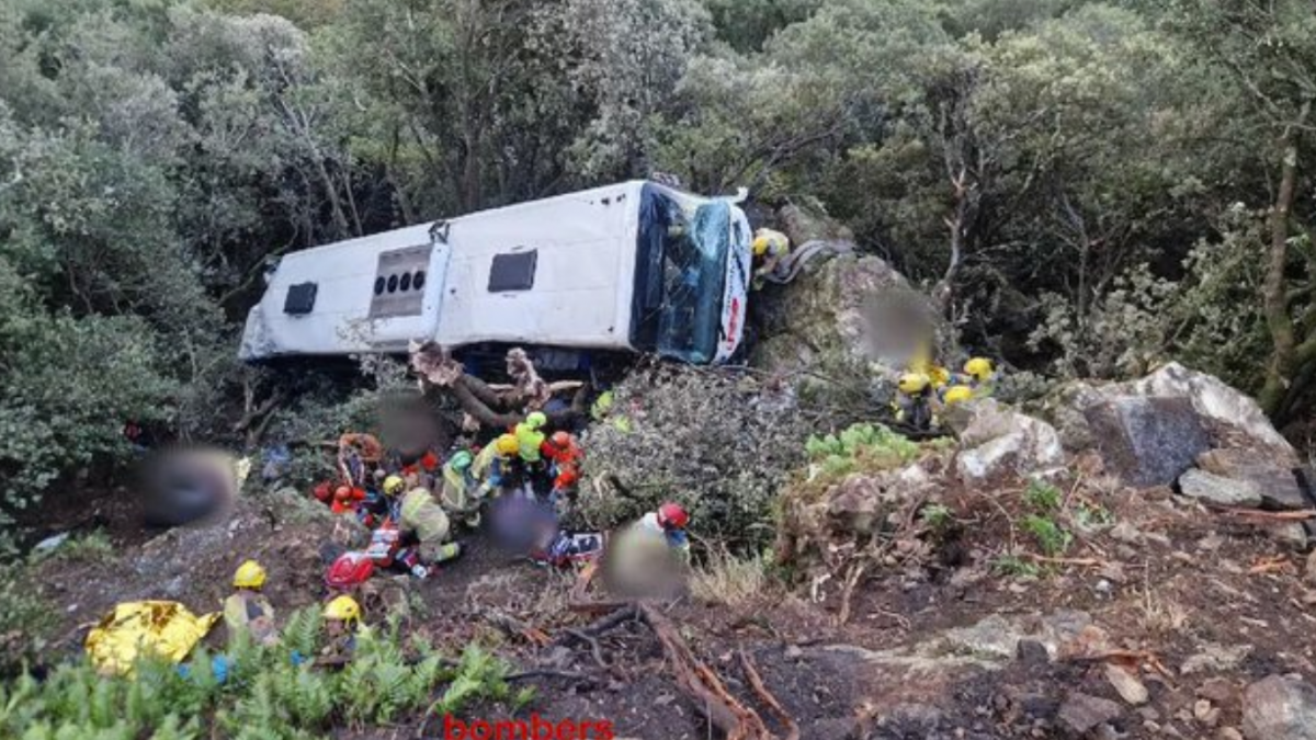 un autocar s a prabusit intr o prapastie in apropiere de barcelona sunt 83 de raniti 7 sunt in stare grava