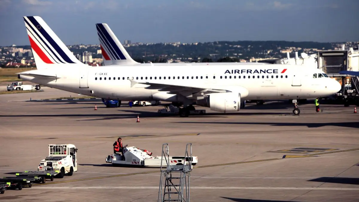 caviar sampanie si cabina exclusiva in avion companiile aeriene mizeaza pe bogati si reduc numarul de locuri la clasa economica