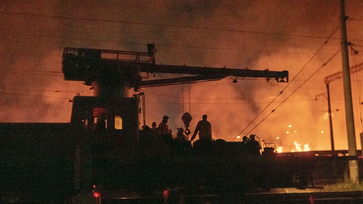 Incendiu pe caile fereta ucrainene langa Kiev dupa un atac rusesc cu rachete august 2026