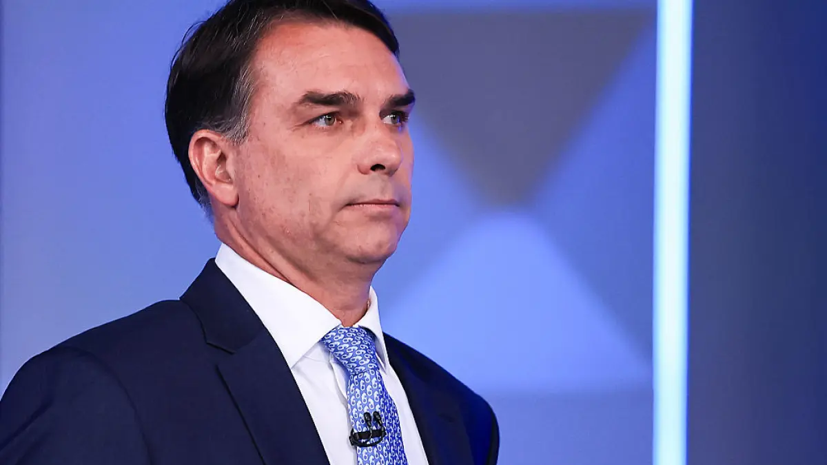 flavio bolsonaro ar fi fugit din brazilia dupa infrangerea la alegerile prezidentiale autoritatile ii anulasera pasaportul